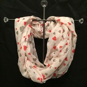 NWOT Lightweight infinity heart scarf